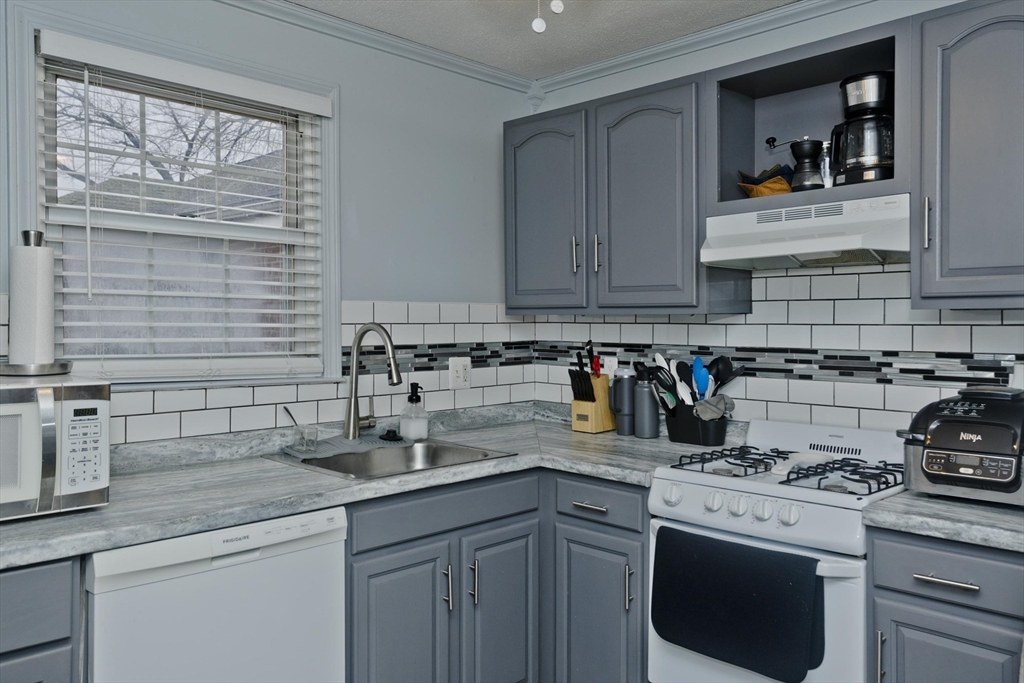 481 Cold Spring Avenue, Unit 2B (4) West Springfield, MA 01089 - Photo 4 of 24 Gallery Image 4