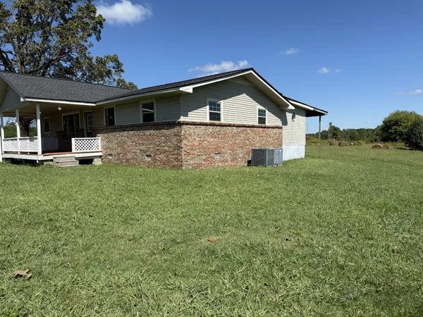 a view of front of a house with a yard