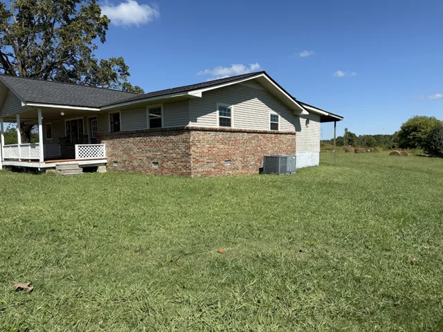 a view of front of a house with a yard
