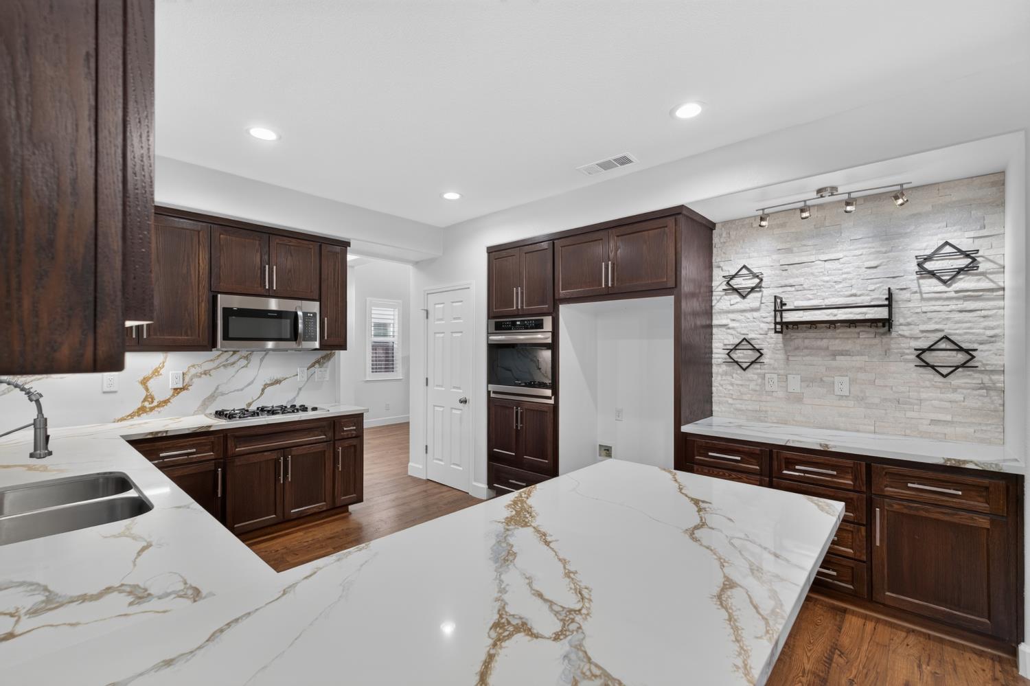 719 Lars Court Modesto, CA 95351 - Photo 14 of 46 Gallery Image 14