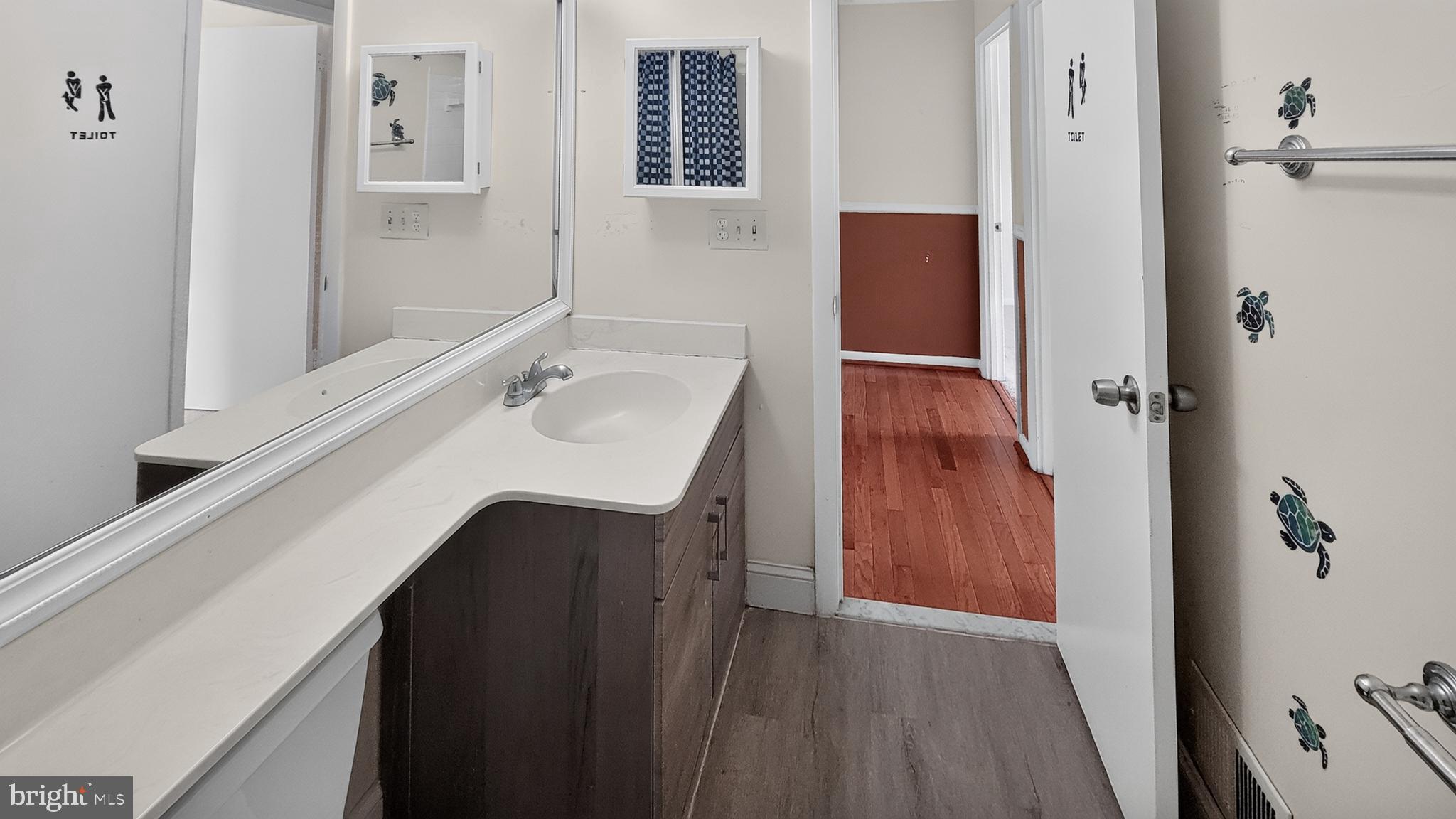 13100 North Point Lane Laurel, MD 20708 - Photo 21 of 46 Full Bathroom 1
