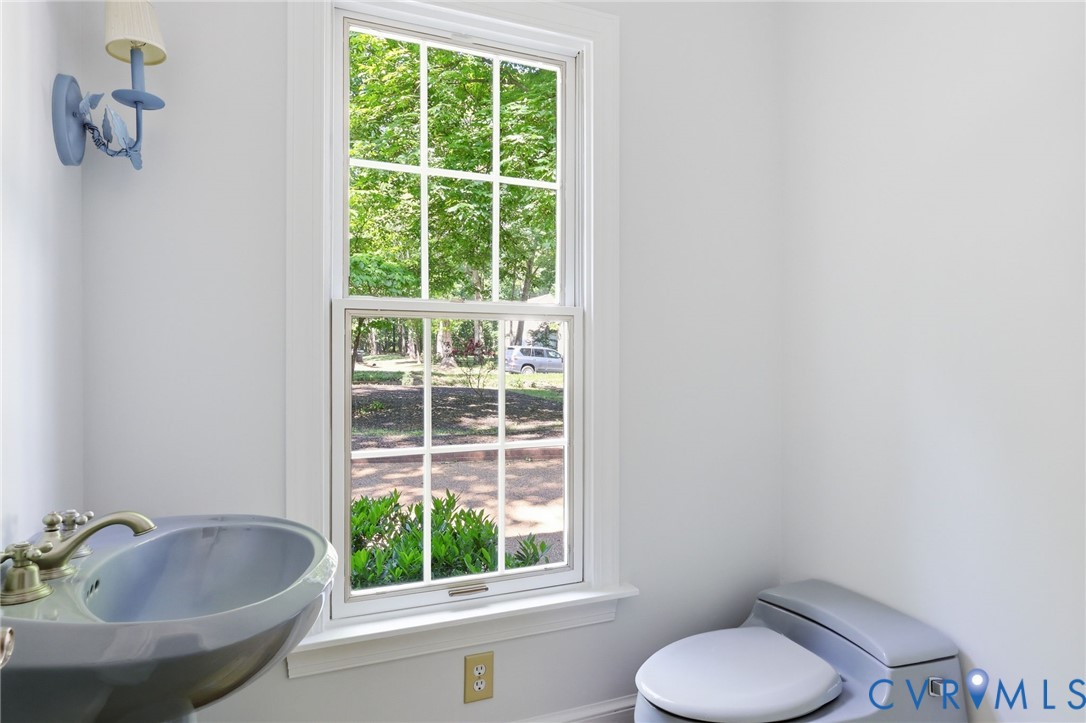 3201 East Brigstock Road Midlothian, VA 23113 - Photo 38 of 72 a bathroom with a tub and window