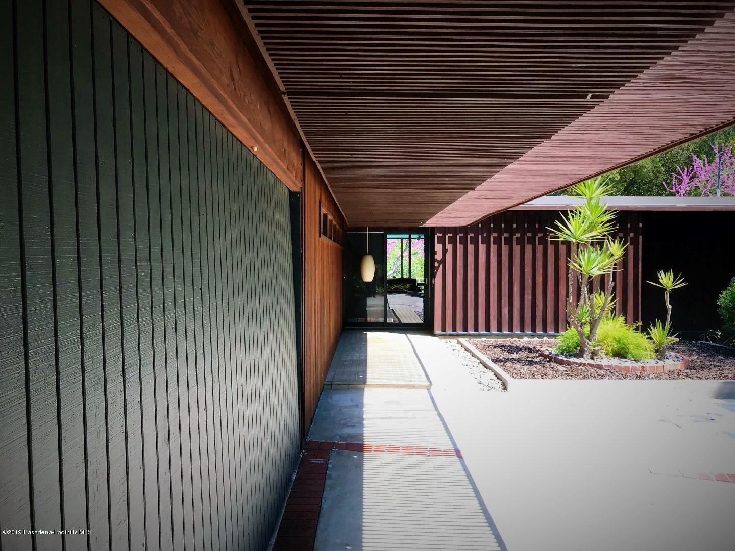 Entrance (Large)