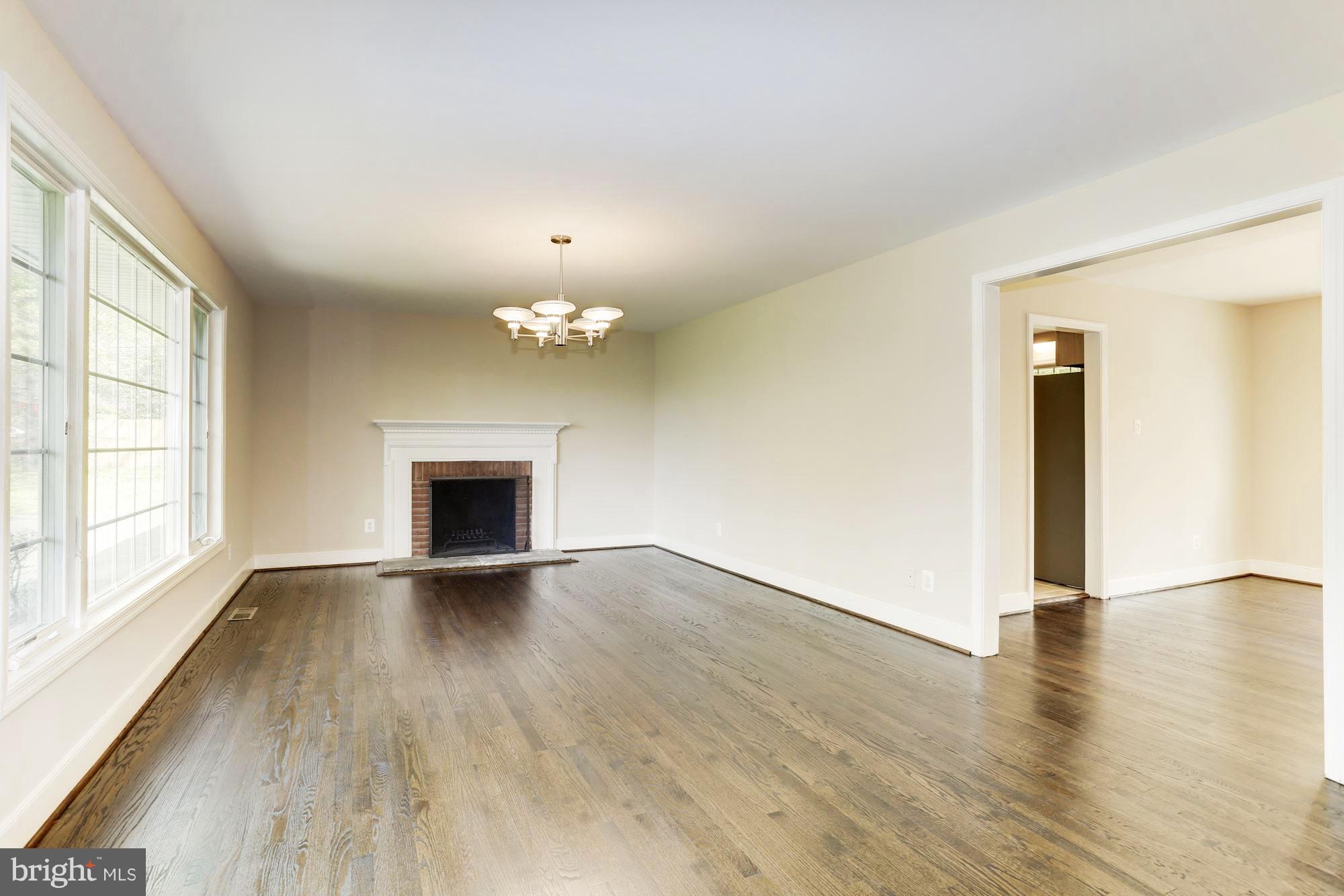 Large Open Living Room W/ Fireplace