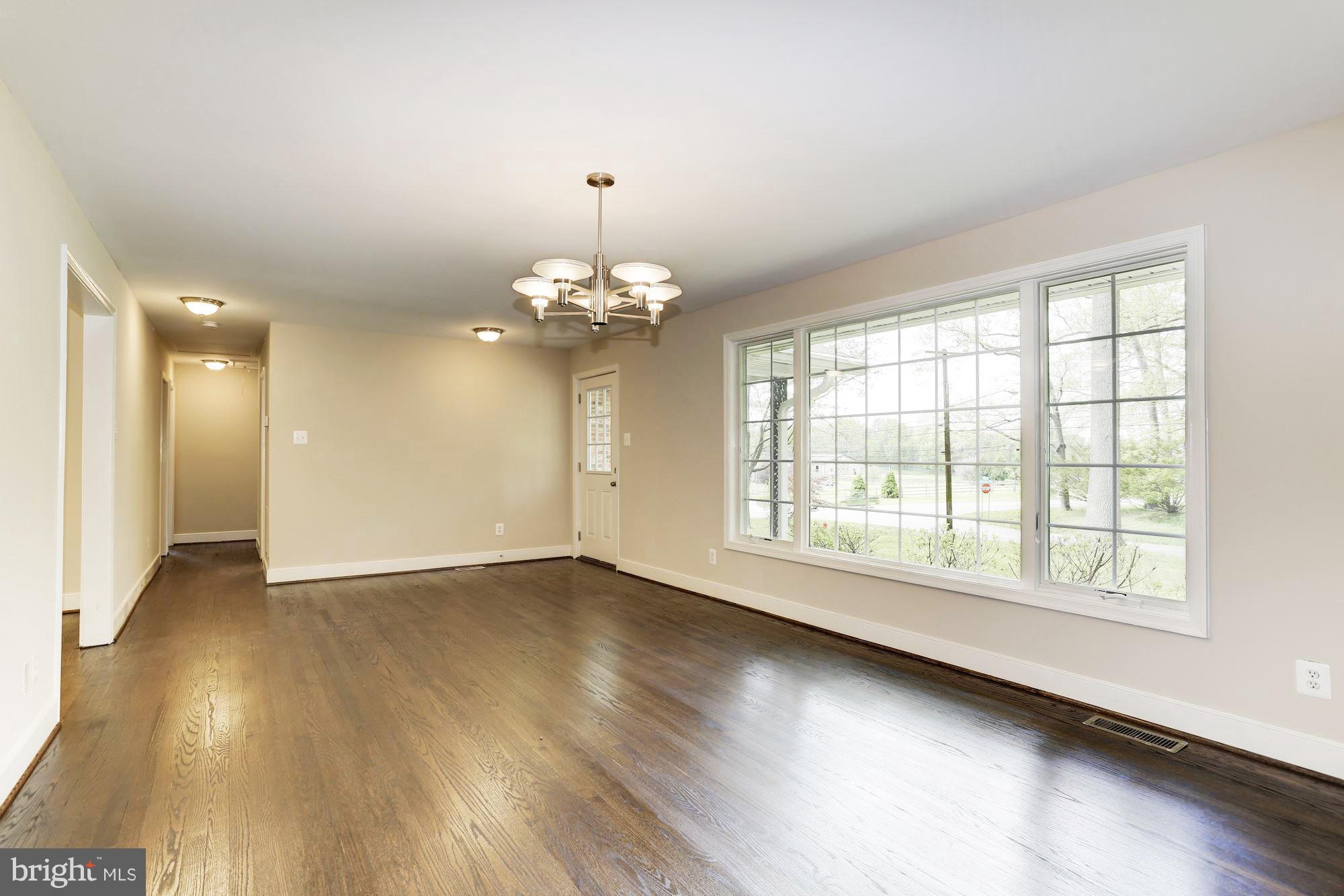 Living Room w/ Lots of Natural Light