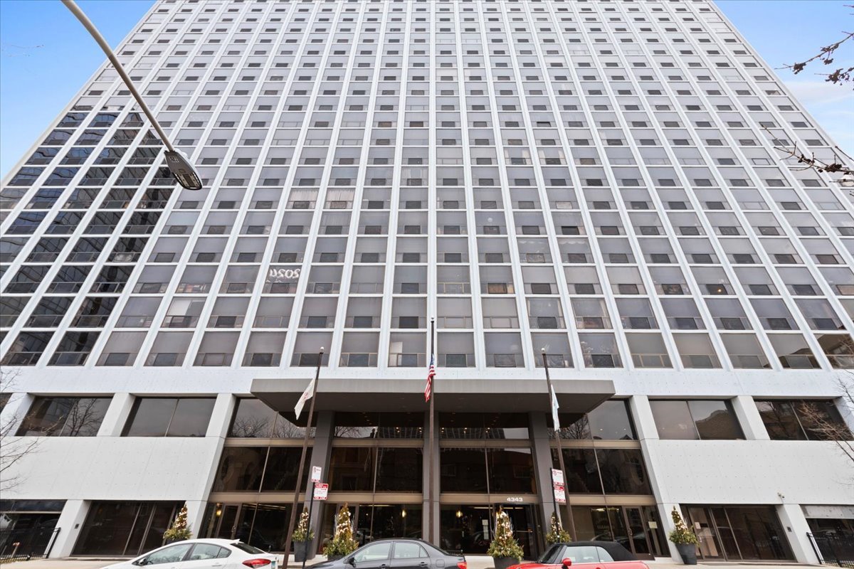 4343 North Clarendon Avenue, Unit 2507 Chicago, IL 60613 - Photo 1 of 23 a view of a building