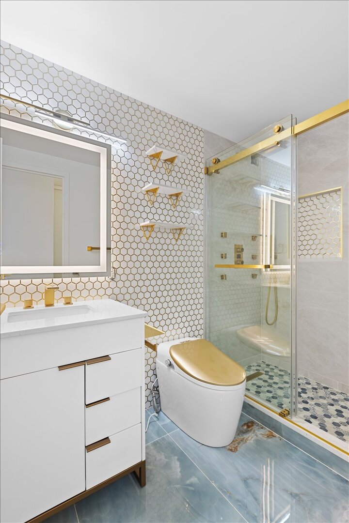 4343 North Clarendon Avenue, Unit 2507 Chicago, IL 60613 - Photo 13 of 23 a bathroom with a toilet a sink and a mirror