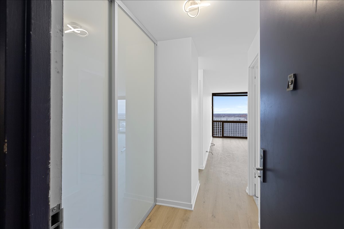 4343 North Clarendon Avenue, Unit 2507 Chicago, IL 60613 - Photo 18 of 23 a view of hallway with bathroom