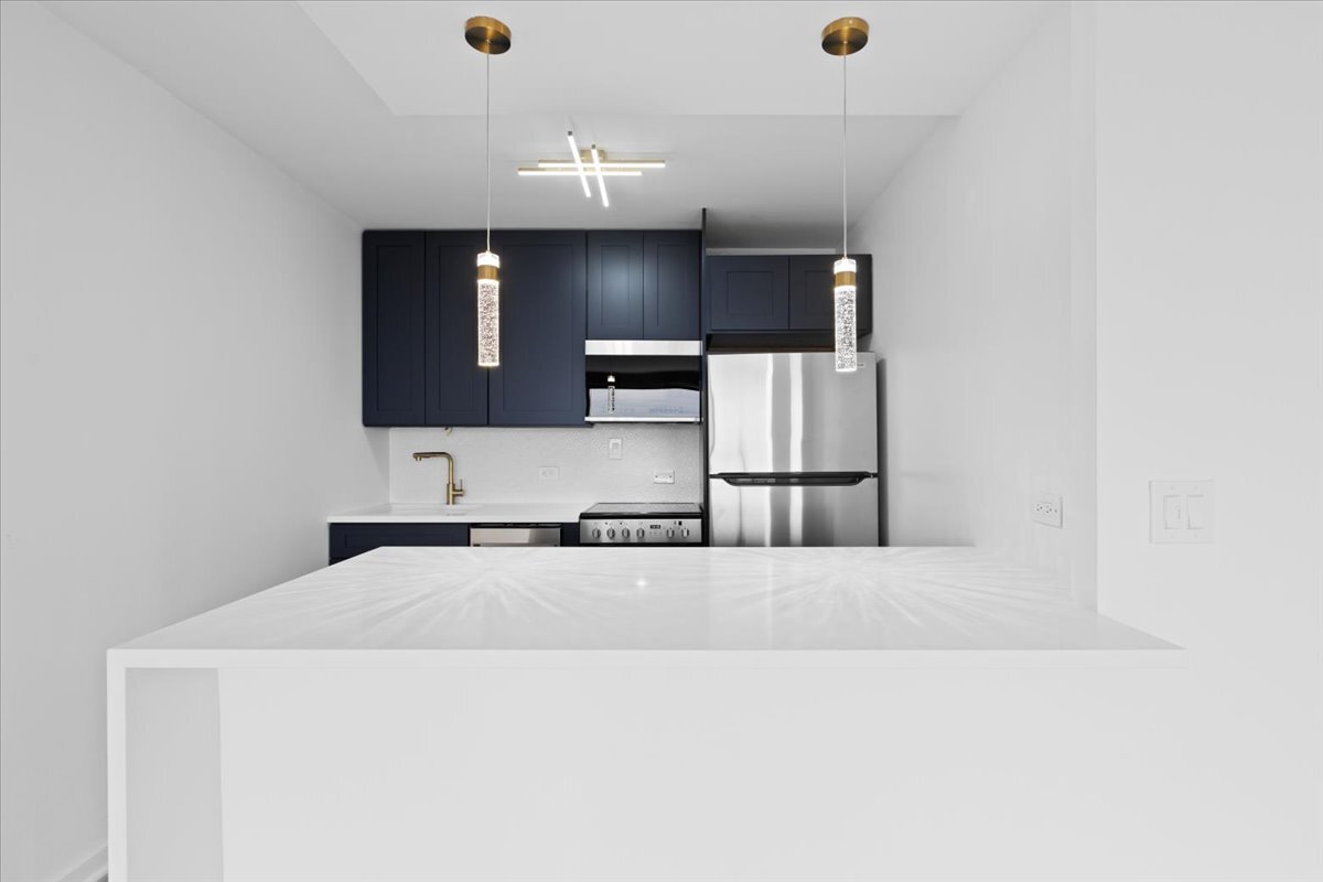 4343 North Clarendon Avenue, Unit 2507 Chicago, IL 60613 - Photo 3 of 23 a en suite bathroom with a sink and a mirror