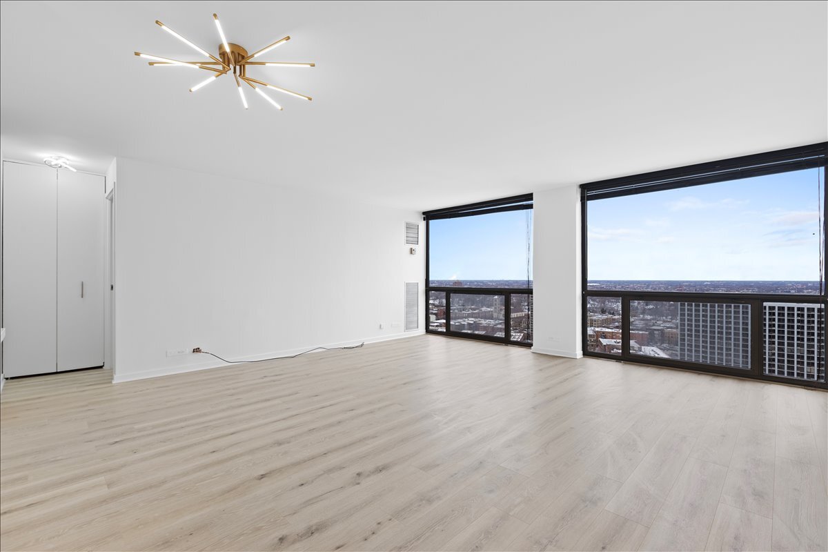 4343 North Clarendon Avenue, Unit 2507 Chicago, IL 60613 - Photo 6 of 23 a view of an empty room with a window