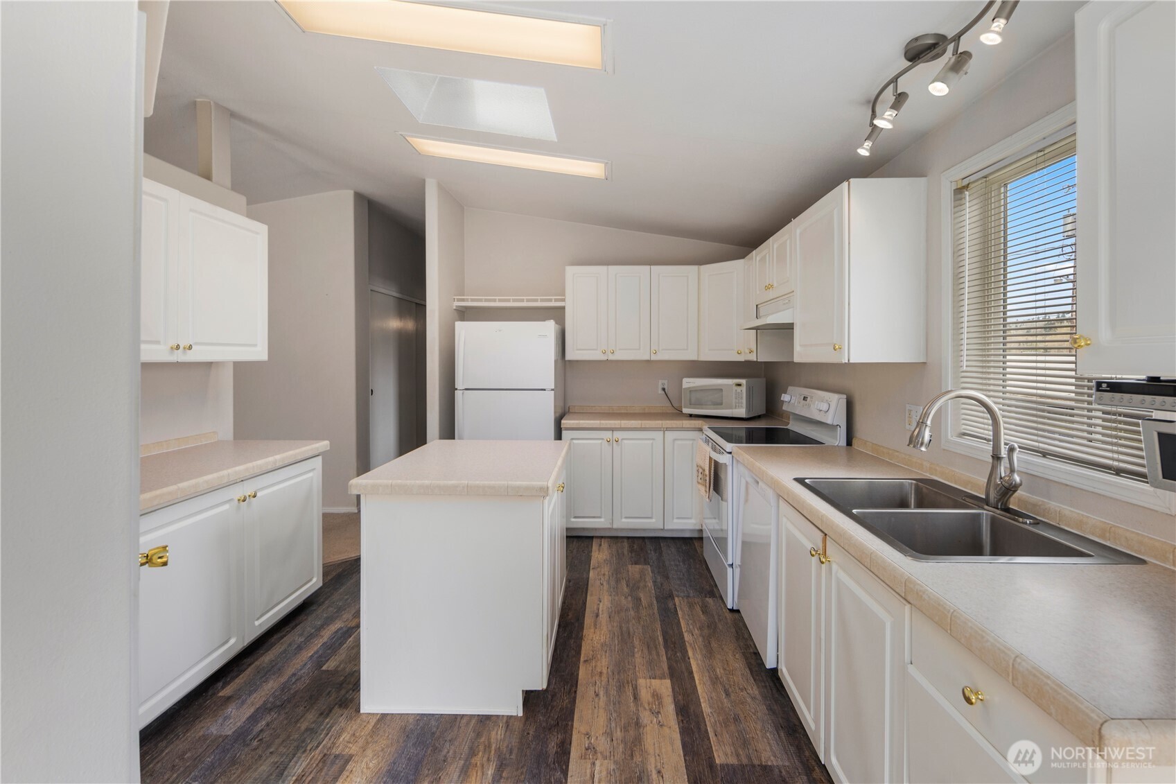 23708 Locust Way, Unit 11B Bothell, WA 98021 - Photo 11 of 23 Gallery Image 11