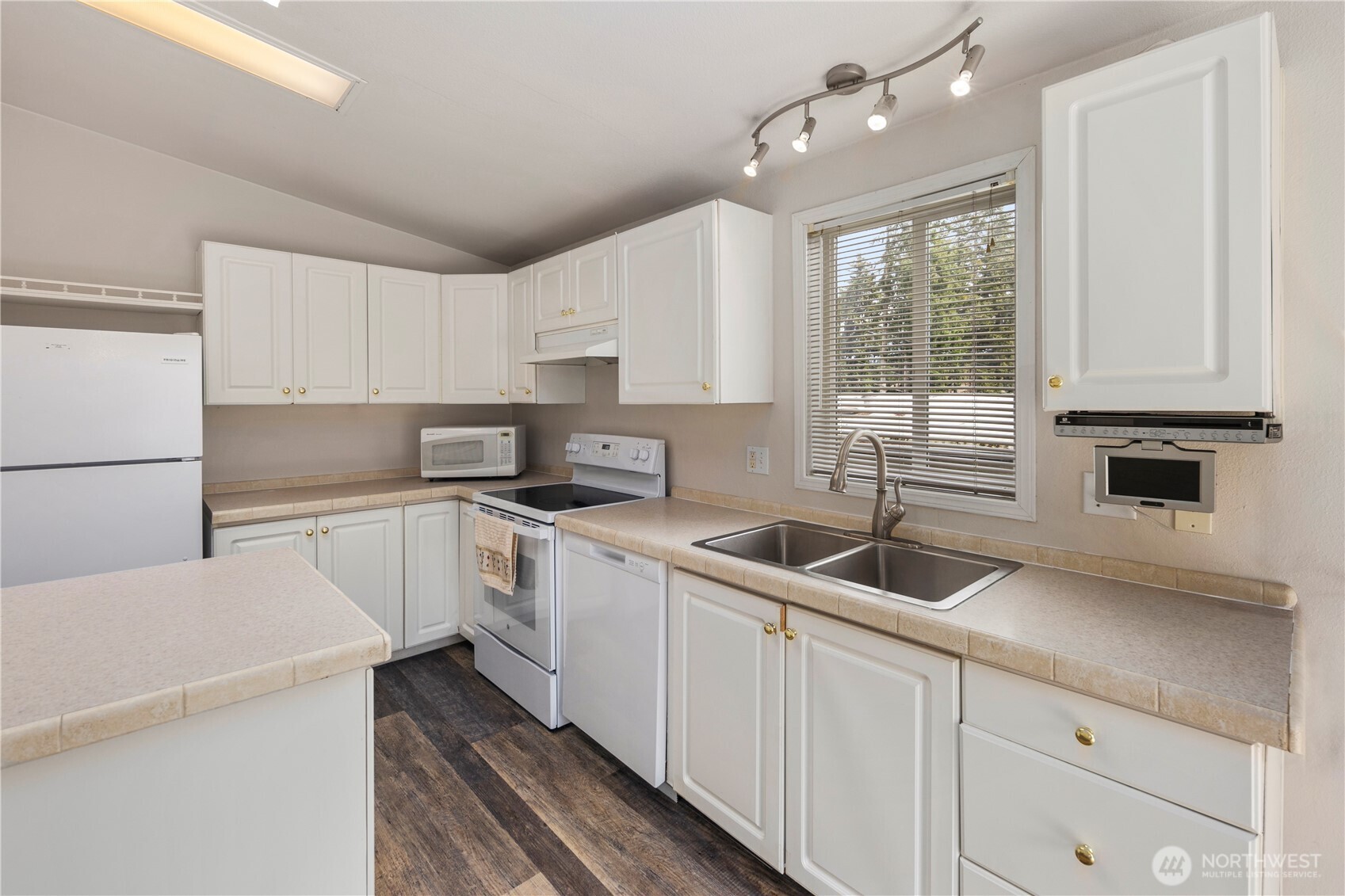 23708 Locust Way, Unit 11B Bothell, WA 98021 - Photo 10 of 23 Gallery Image 10