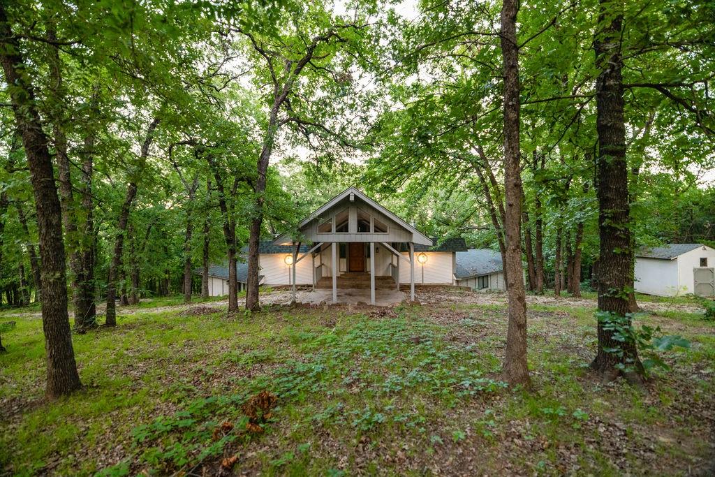 a view of a house with a yard
