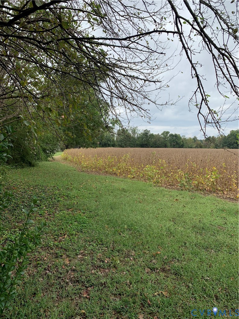 View of grassy yard featuring a rural view