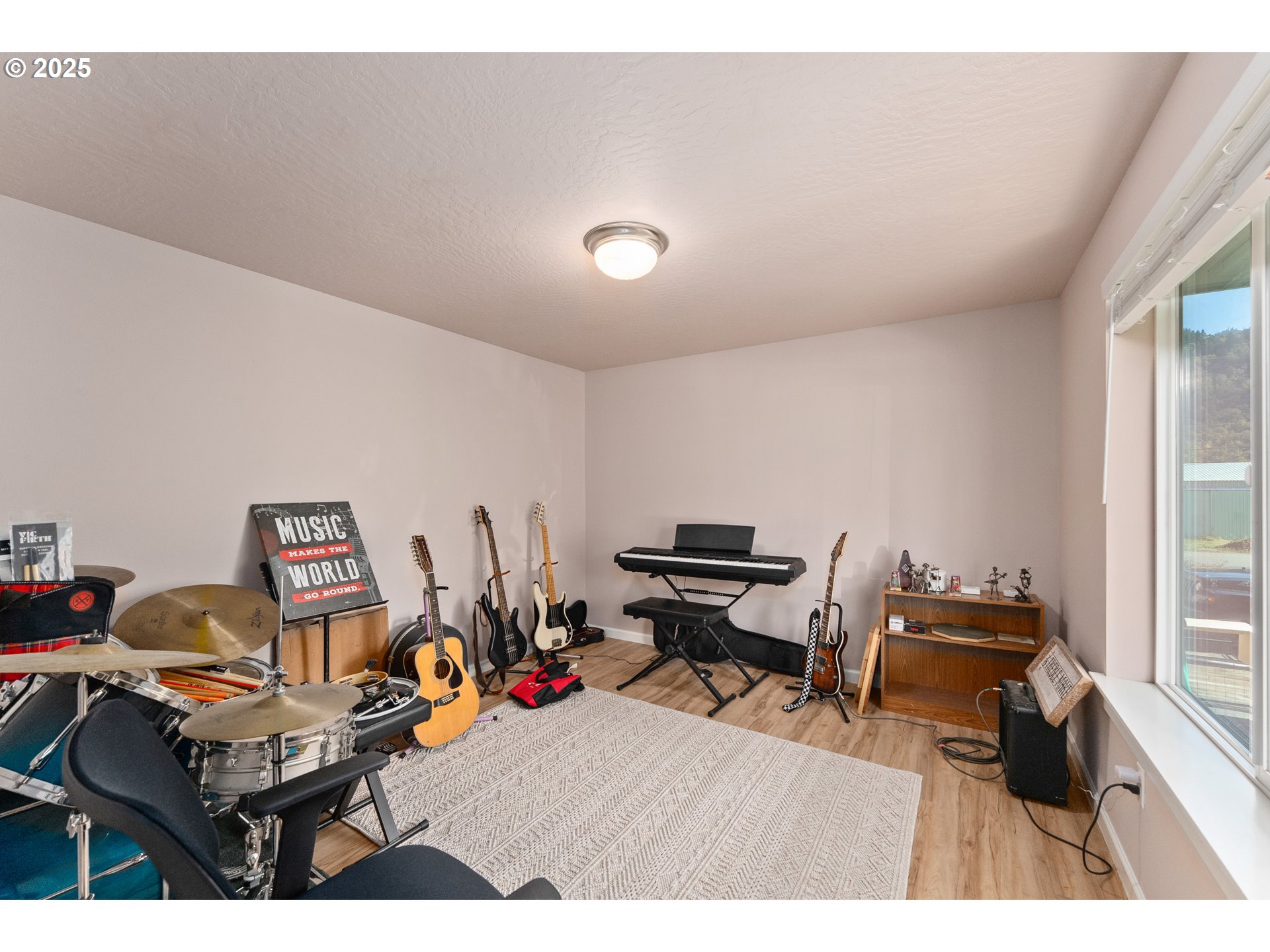 890 Thompson Avenue Winston, OR 97496 - Photo 13 of 46 Bonus Room