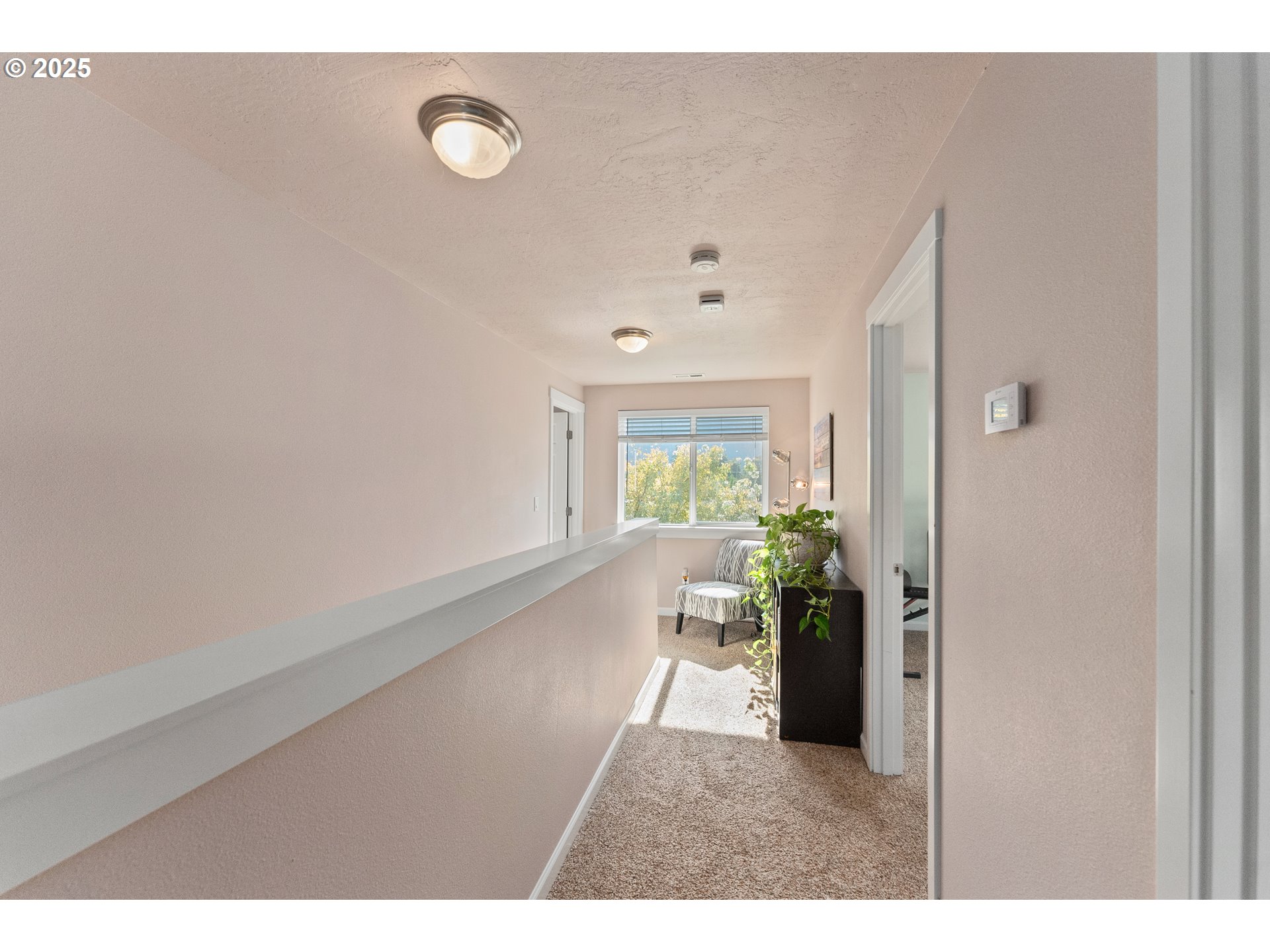 890 Thompson Avenue Winston, OR 97496 - Photo 17 of 46 Hallway