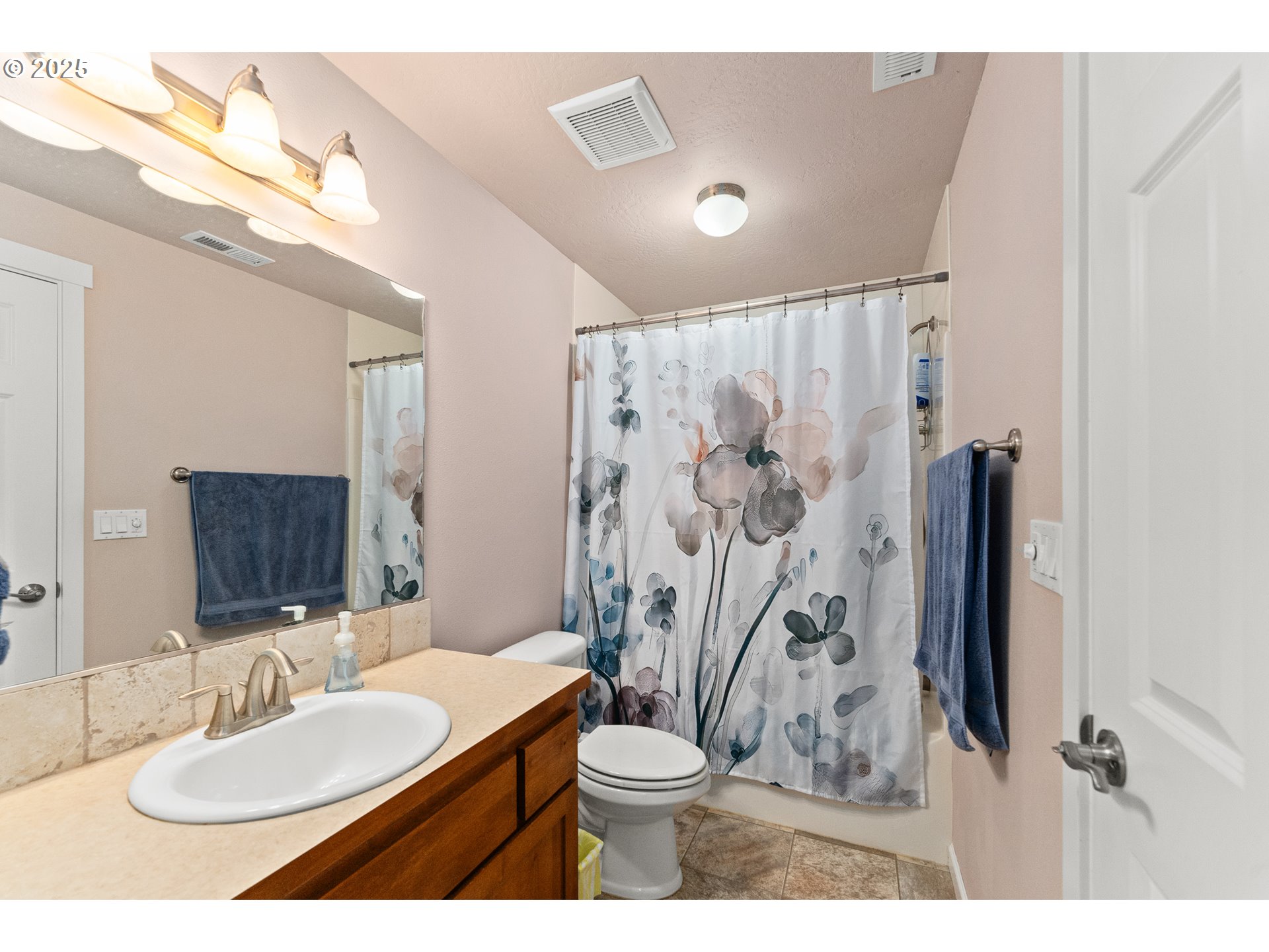 890 Thompson Avenue Winston, OR 97496 - Photo 27 of 46 Bathroom