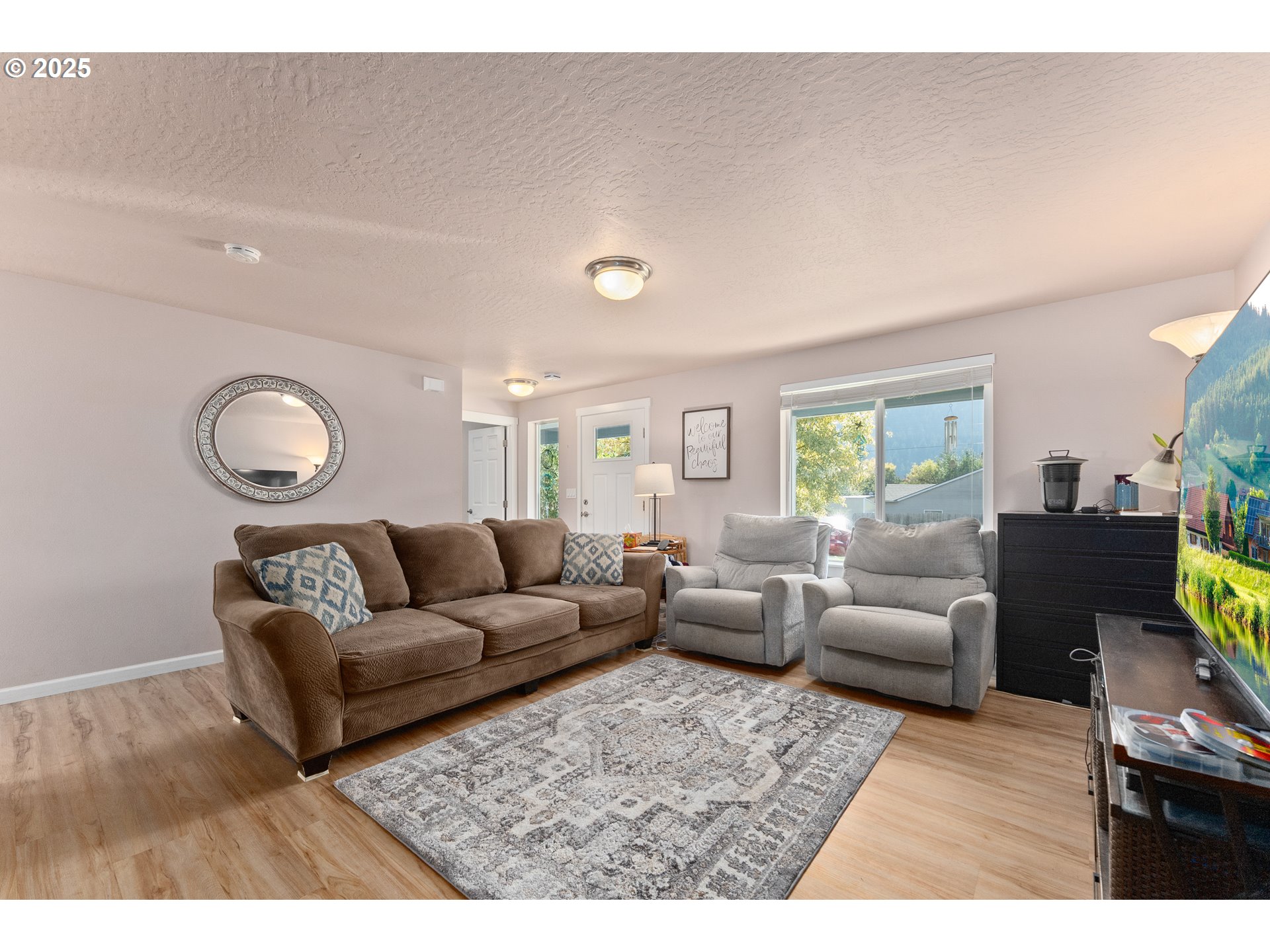890 Thompson Avenue Winston, OR 97496 - Photo 5 of 46 Living Room