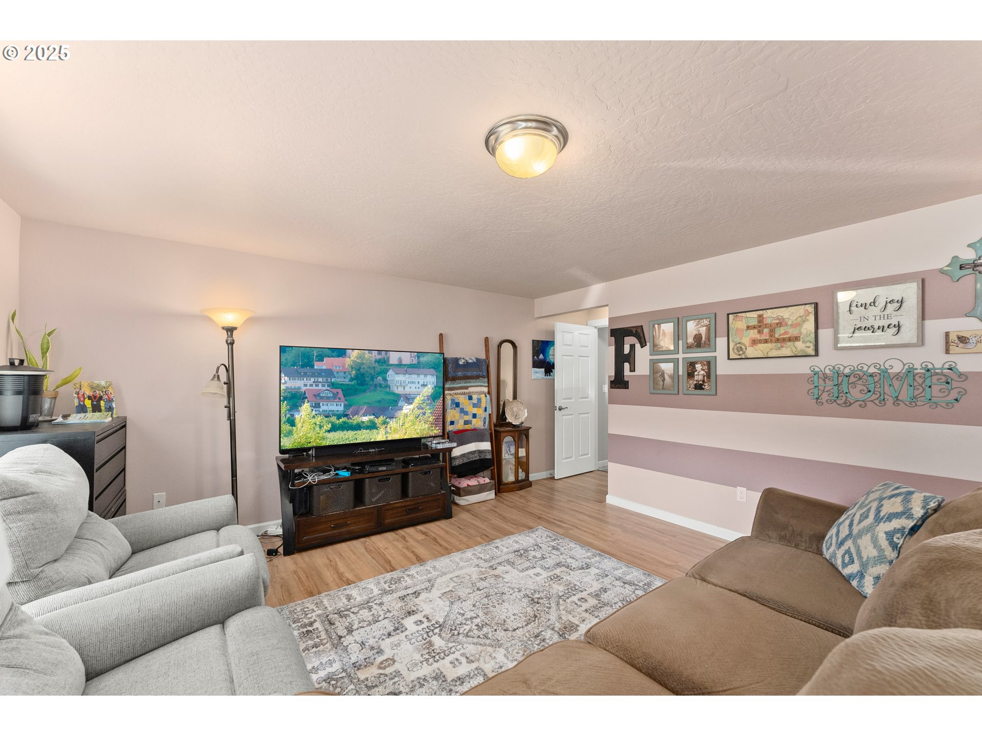890 Thompson Avenue Winston, OR 97496 - Photo 7 of 46 Living Room