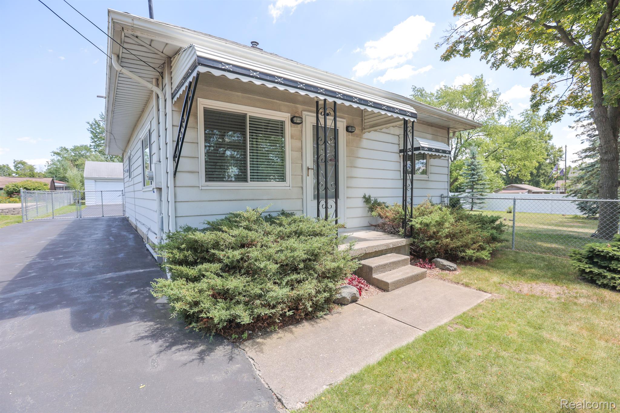 2083 Dutcher Road Flint, MI 48532 - Photo 3 of 24 Gallery Image 3
