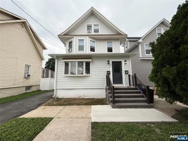 $2,650 | 21 Livingston Avenue, Unit 2, Lyndhurst, NJ 07071