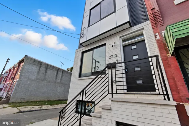 a view of entryway with a front door