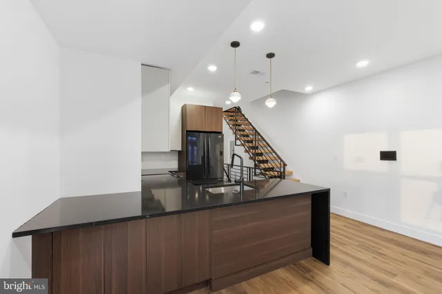 a view of entryway and kitchen