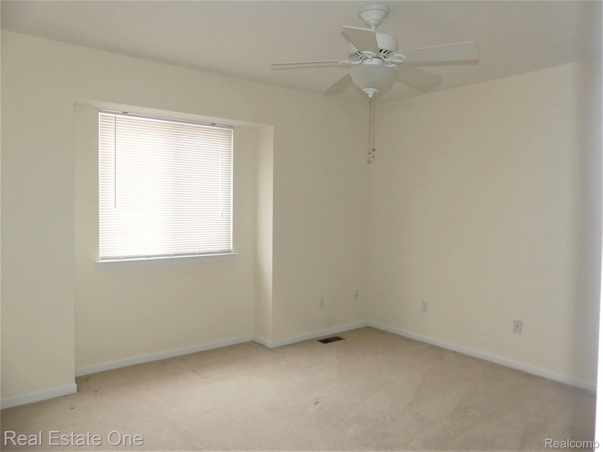 23913 Carter Road, Unit 26 Trenton, MI 48183 - Photo 17 of 29 P1020723.JPG