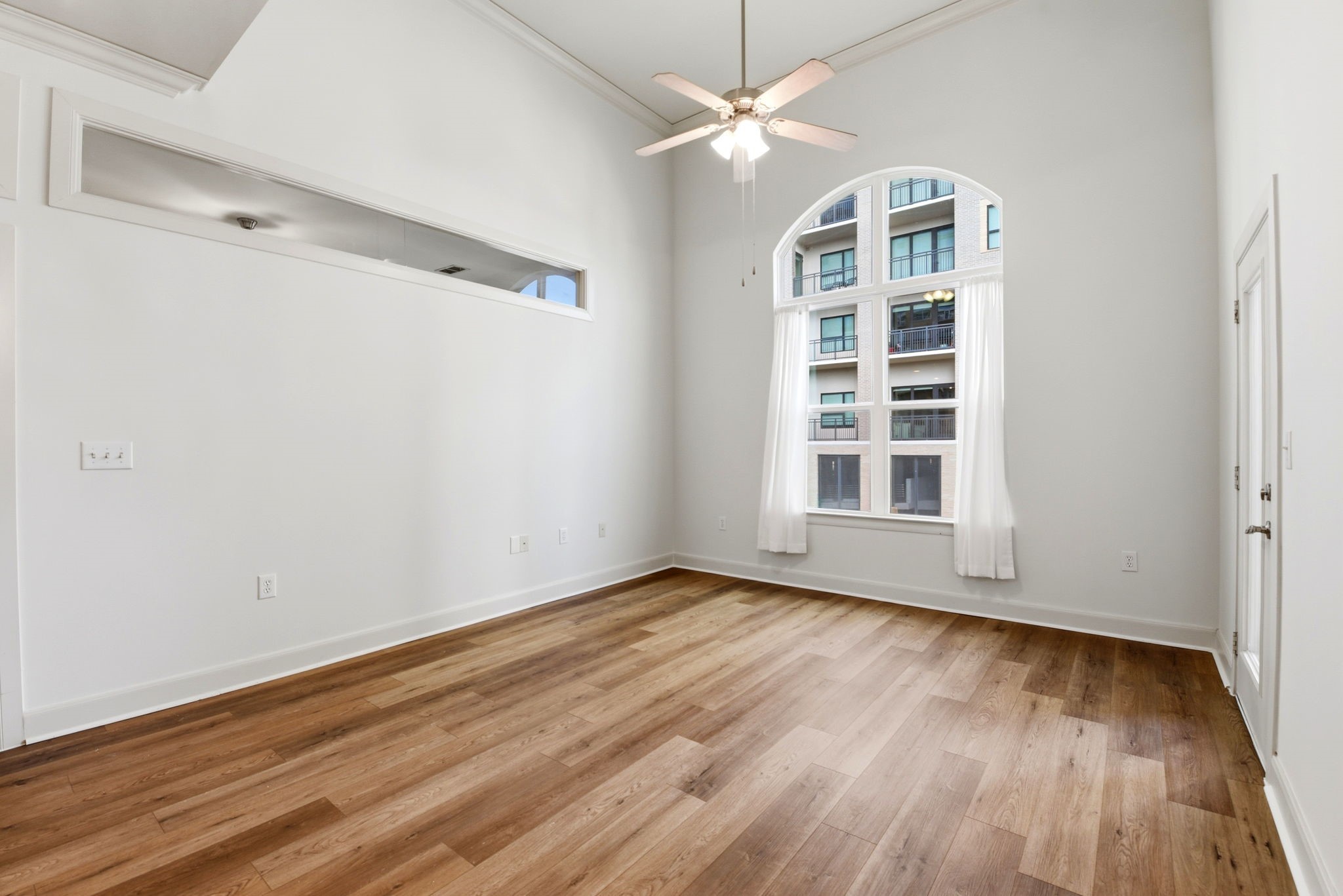 1010 Rosine Street, Unit 43 Houston, TX 77019 - Photo 23 of 48 wooden floor in an empty room with a window