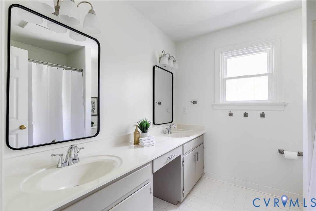 2321 Olde Stone Road Midlothian, VA 23113 - Photo 46 of 64 Hall bathroom