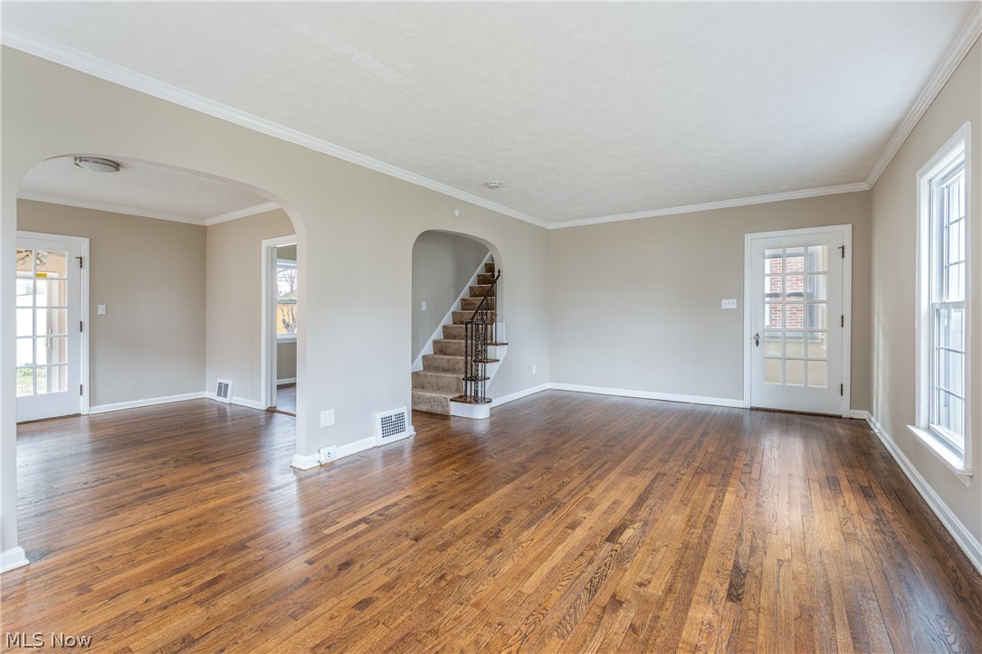 1031 Oxford Road Cleveland, OH 44121 - Photo 4 of 29 Gallery Image 4