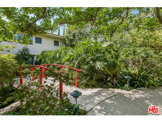 281 South Barrington Avenue, Unit C2 Los Angeles, CA 90049 - Photo 22 of 24 a view of outdoor space and yard