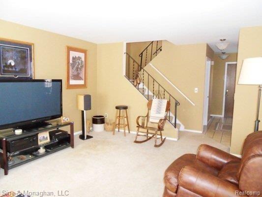 76 Stratford Lane, Unit 17 Rochester, MI 48309 - Photo 8 of 21 Living rm and foyer view