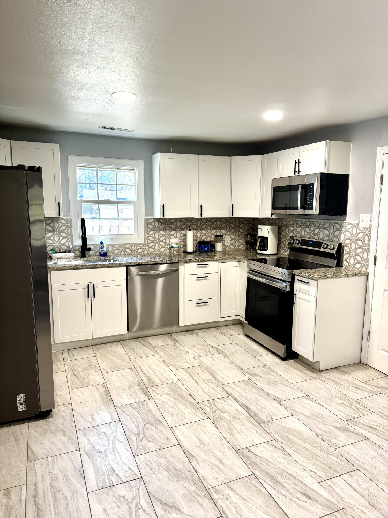 4319 Davison Road Ravenel, SC 29470 - Photo 22 of 31 4319 Kitchen