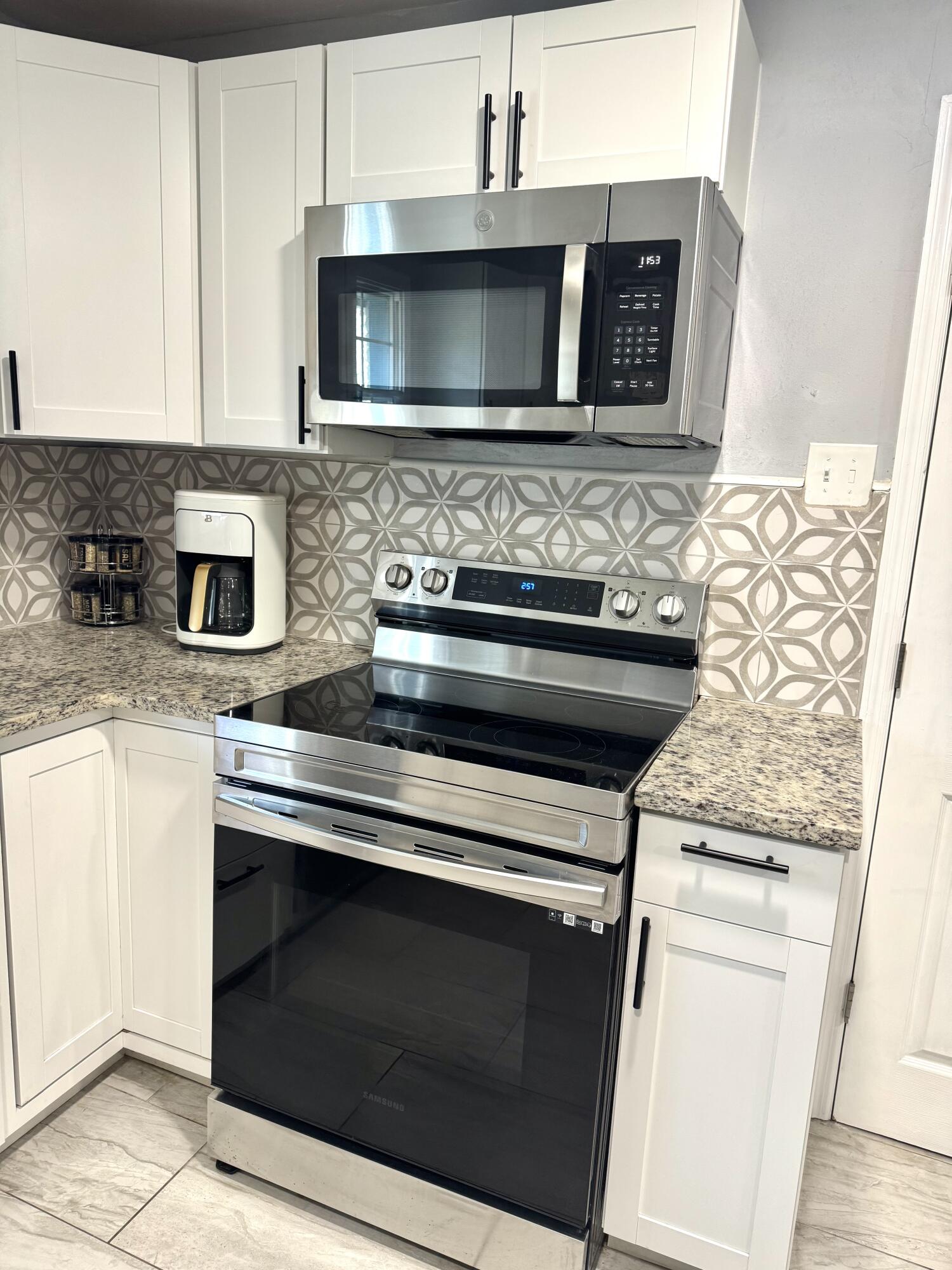 4319 Davison Road Ravenel, SC 29470 - Photo 25 of 31 4319 Kitchen stove