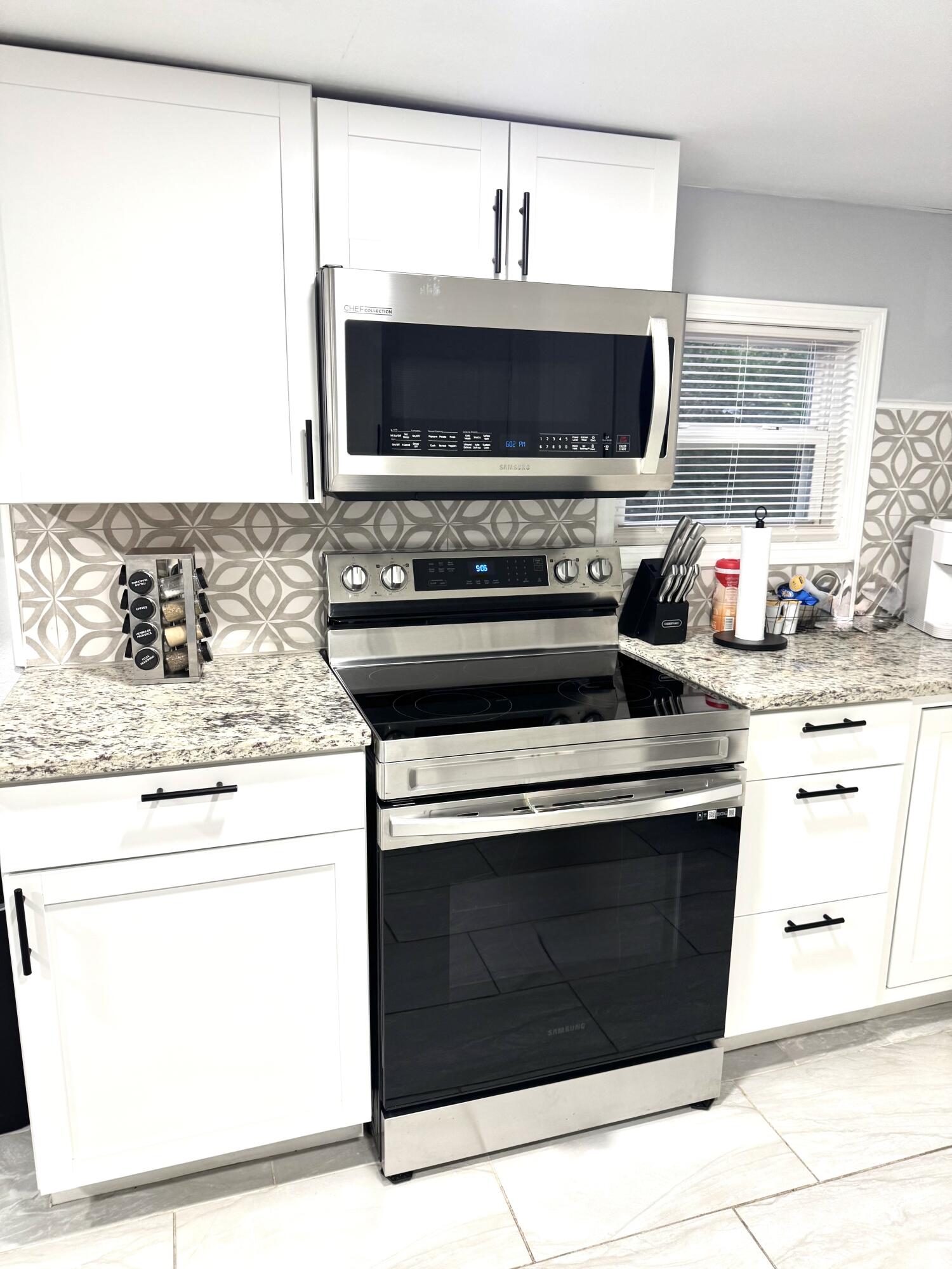 4319 Davison Road Ravenel, SC 29470 - Photo 6 of 31 4317 stove kitchen