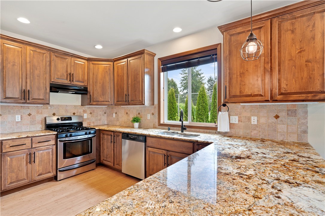 8202 190th Street Southwest Edmonds, WA 98026 - Photo 9 of 40 Gallery Image 9