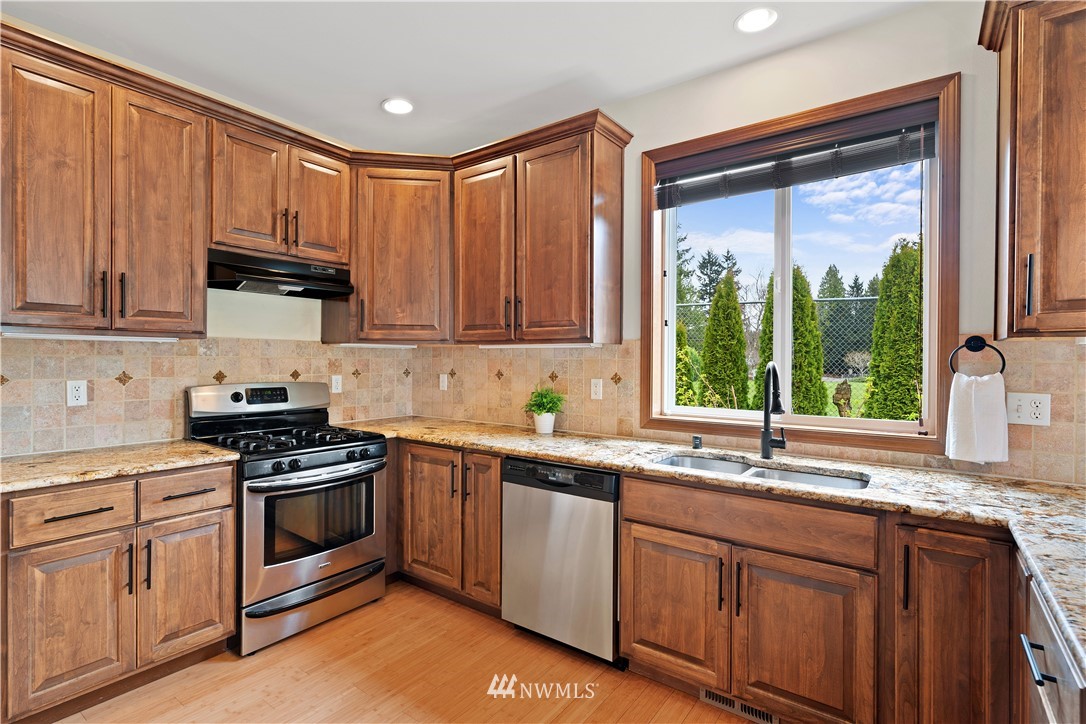 8202 190th Street Southwest Edmonds, WA 98026 - Photo 10 of 40 Gallery Image 10