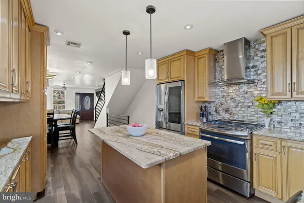 a kitchen that has a lot of cabinets in it