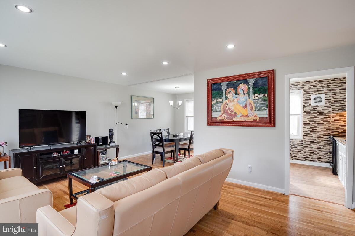 13216 Holdridge Road Silver Spring, MD 20906 - Photo 5 of 40 Living Room