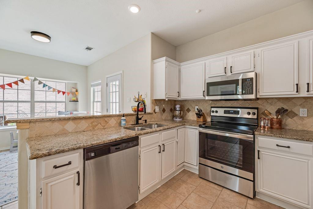 819 Canal Street Irving, TX 75063 - Photo 12 of 32