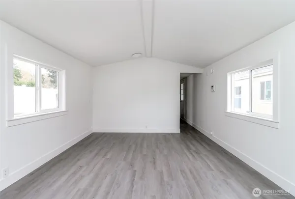 a view of a house with backyard