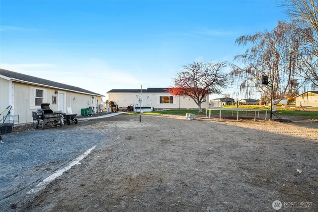 a view of a house with backyard