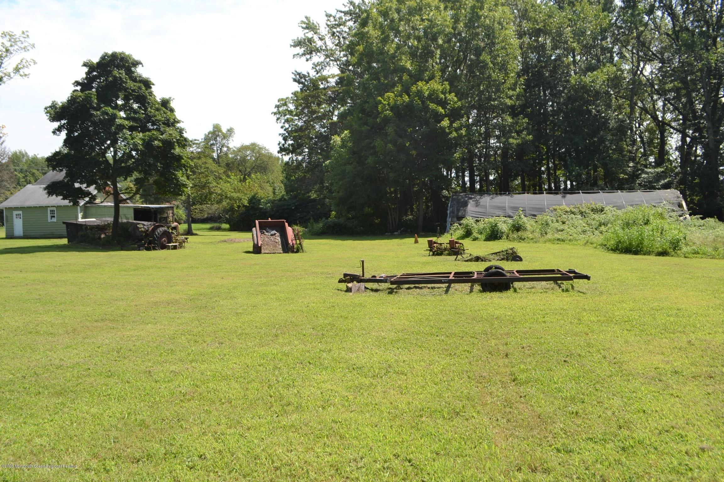 133 Squankum Road Farmingdale, NJ 07727 - Photo 8 of 21 DSC_0468