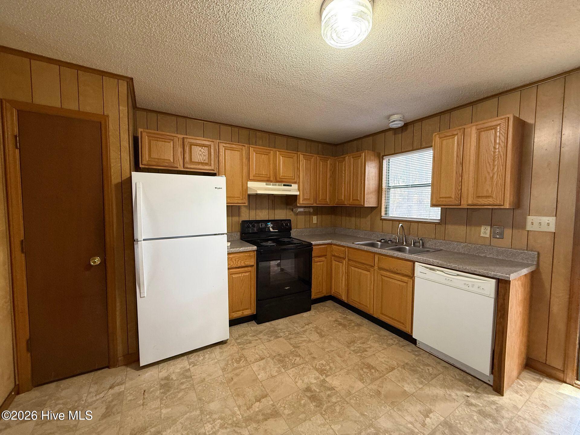 2514 Commerce Road, Unit B Jacksonville, NC 28546 - Photo 2 of 6 kitchen