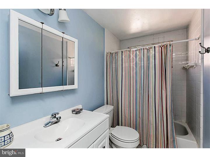 1044 Edgemore Road Philadelphia, PA 19151 - Photo 15 of 24 Bathroom