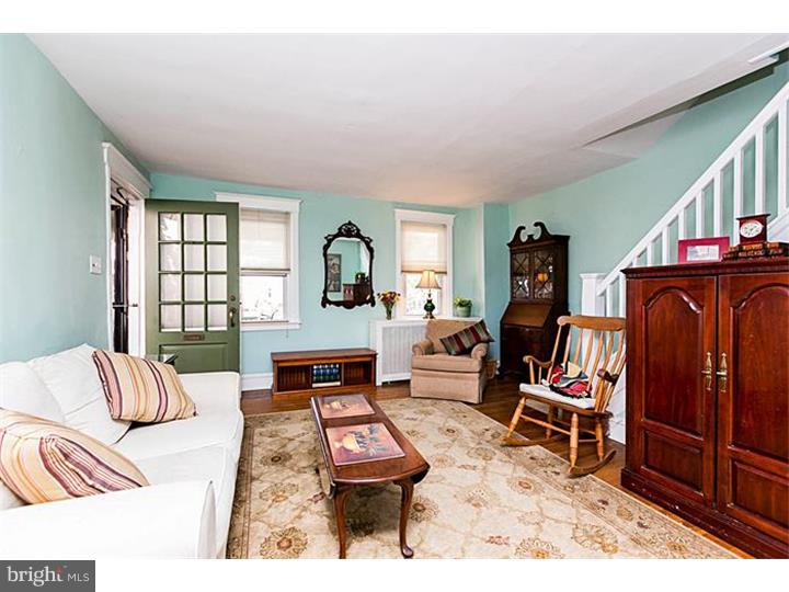 1044 Edgemore Road Philadelphia, PA 19151 - Photo 6 of 24 Living Room