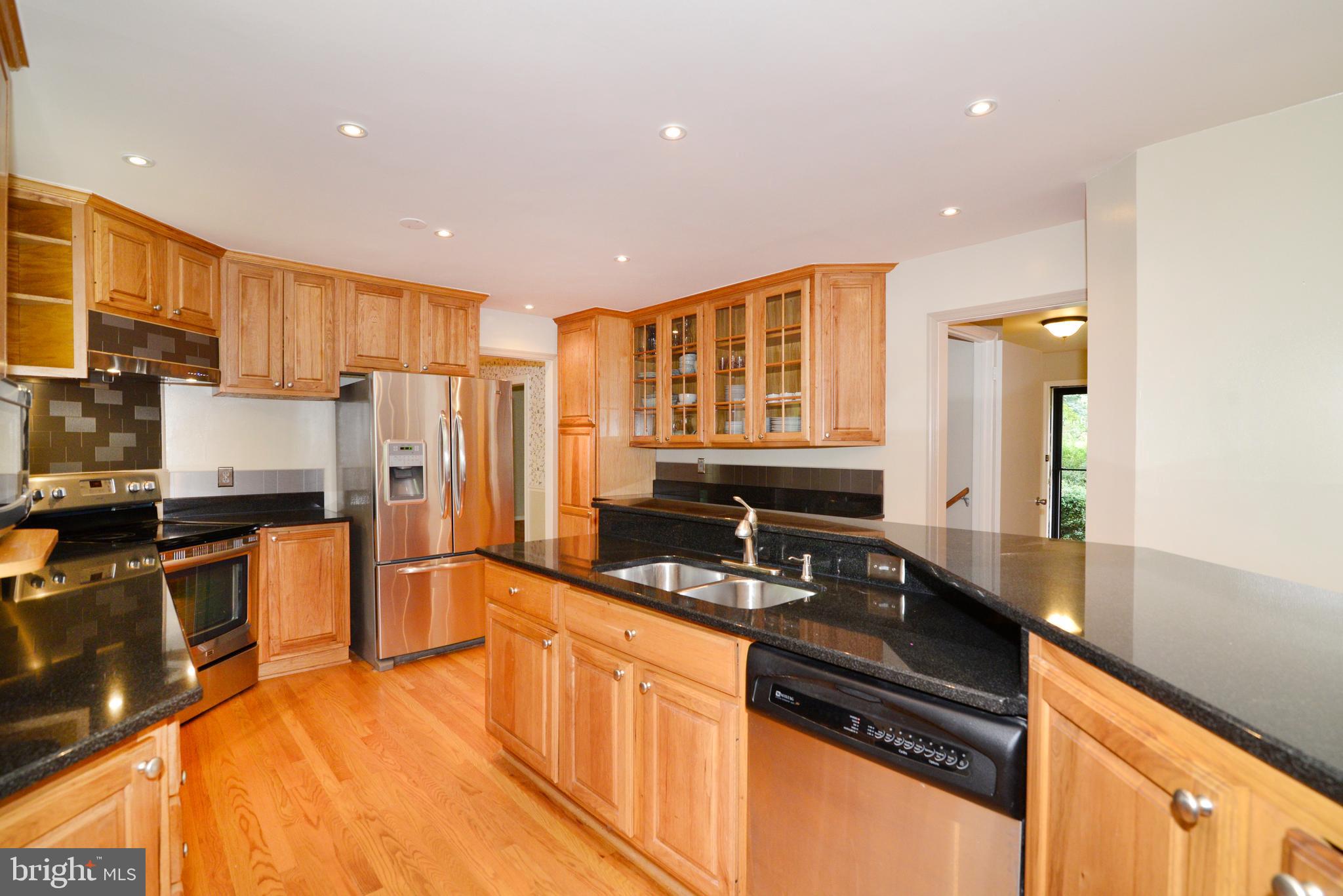 11480 Bingham Terrace Reston, VA 20191 - Photo 15 of 48 Granite counters and stainless steel appliances!