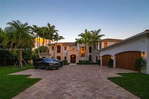 a view of a house with backyard and a tree