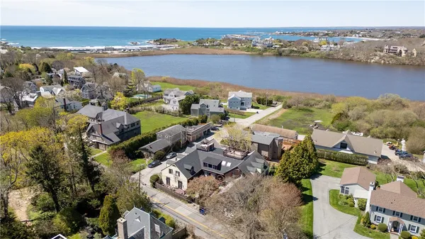 $3,400 | 167 Coggeshall Avenue, Unit E, Newport, RI 02840